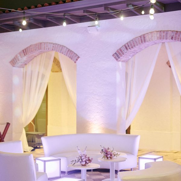 Southwest Florida event with glow cube and Lounge Collection seating rentals from Niche Event Rentals | Luminaire Foto