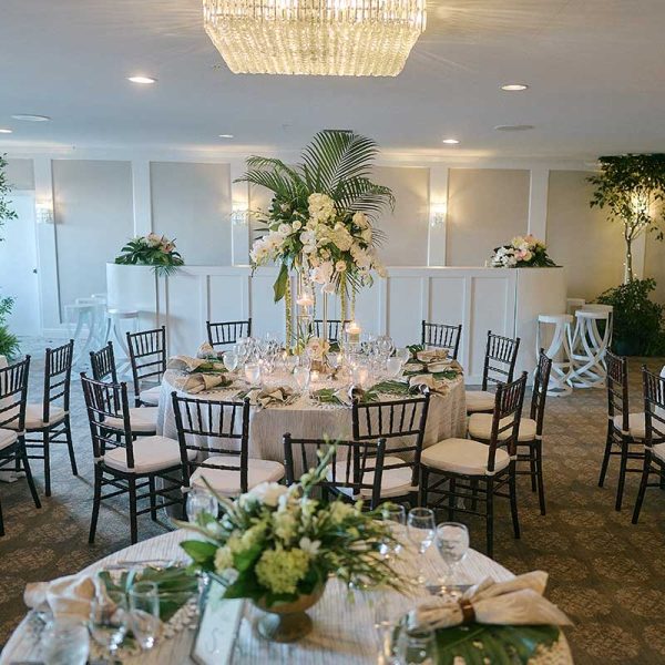 Tropical dinner reception with mahogany Chiavari chairs, bar rental and white ribbon barstools from Niche Event Rentals | Luminaire Foto